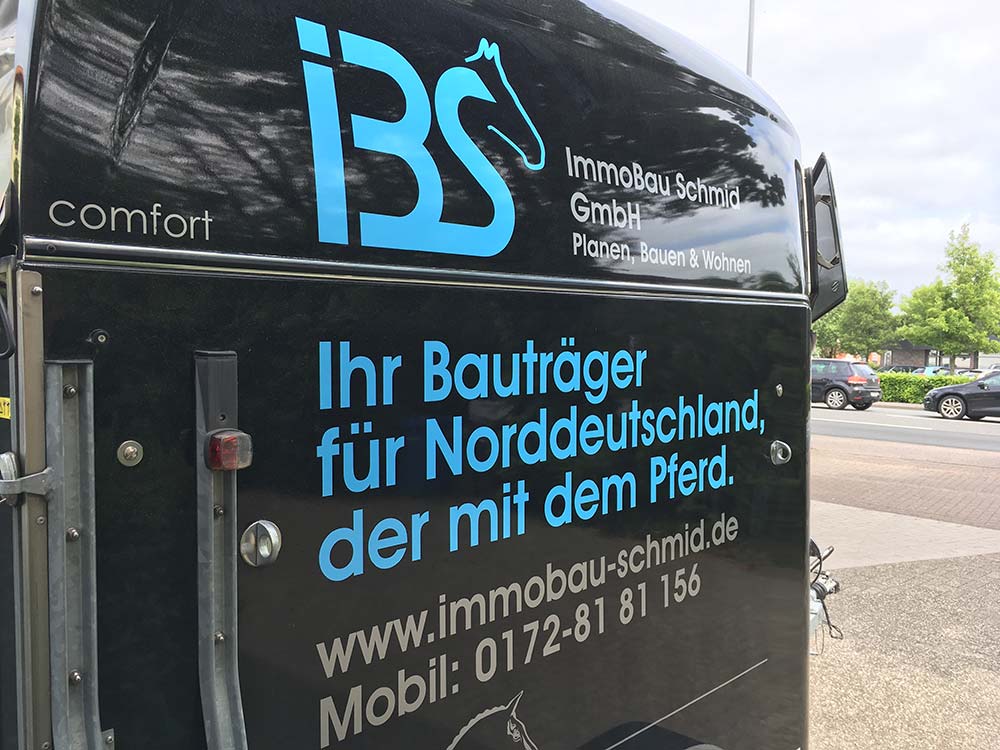 Selbstklebende Schrift­züge, Fahrzeuganhänger